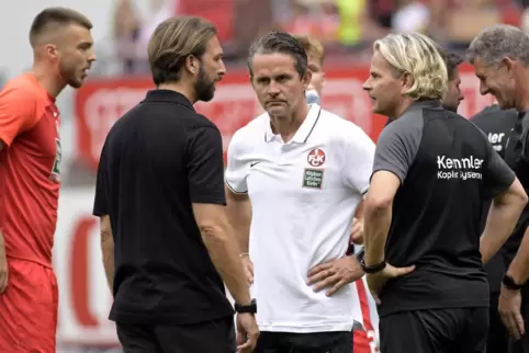 FCK-Geschäftsführer Thomas Hengen (Zweiter von links) und Trainer Dirk Schuster (daneben) kennen den kommenden Gegner, den Karls
