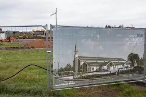 Wie die Kirche einmal aussehen soll, zeigt ein Transparent direkt am Bauplatz. 
