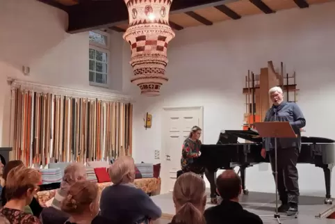 Fahrender Geselle und Südsee-Vagabund: Bassbariton Thomas Herberich mit Claudia Rösner am Flügel im Schmidt-Konzertsaal. 