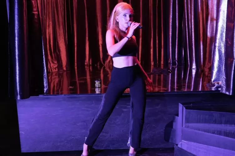 Die blonde Mähne wird später einem kahlen Schädel weichen: Sina Martens als Popikone Britney Spears. 