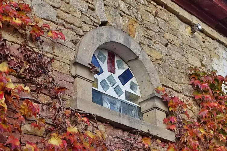 Verstecktes Zeugnis ländlicher jüdischer Kultur: Südfenster der früheren Friedelsheimer Synagoge am Schwabenbach.