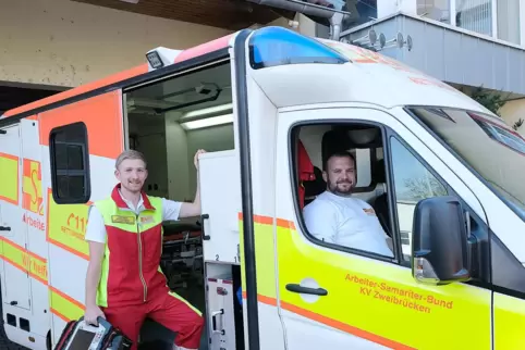 Julian Wilhelm (rechts) und Sven Marz vom Zweibrücker ASB sind zwei der Helden, die man in der Serie „Mensch Retter“ auf RTL2 in