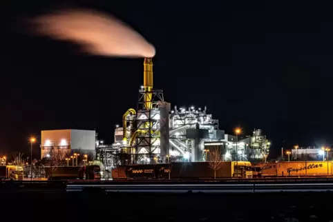 Die BASF-Kläranlage bei Nacht. 