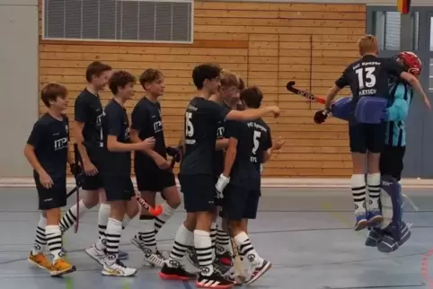 Die U14-Jungen des HC BW Speyer jubeln nach dem Sieg. 