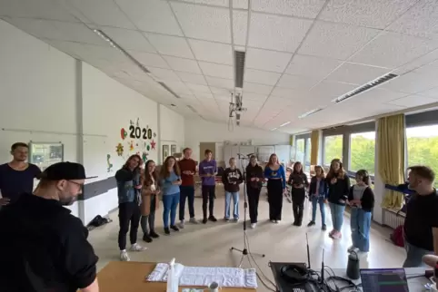 Vergnügen, aber auch Arbeit: Für die Akustik-Version des neuen Forster-Songs durfte der WEG-Chor den Refrain singen.