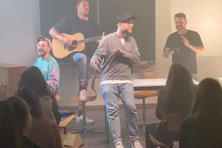 Ganz locker: Die Sch&uuml;lerinnen und -Sch&uuml;ler zeigten sich begeistert von der nat&uuml;rlichen Art Mark Forsters. 