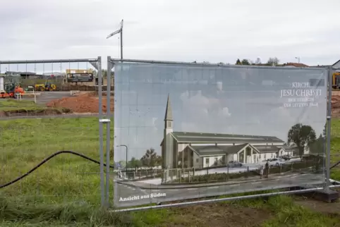 Wie die neue Kirche in Ramstein-Miesenbach einmal aussehen soll, zeigt ein Transparent direkt am Bauplatz. 