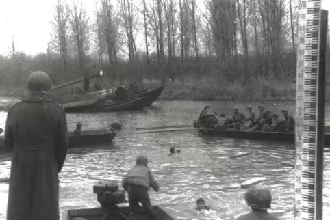 Boote kentern im Gefecht bei der Rheinüberquerung im April 1945.