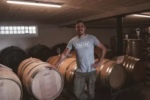 Der Wein soll die Zeit bekommen, die er braucht, um zu reifen. Winzer Lukas Hammelmann im Weinkeller. Wer wissen will, was 3M2N 