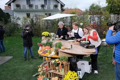 So sieht das aus, wenn Kochen aufgezeichnet wird: Cliff Hämmerle (Mitte) probiert gerade mit Michael Koch (links) und Verena Sie