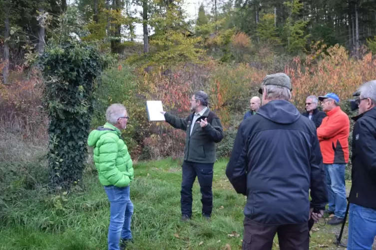 Klaus Germann (2. von links) vom Forstamt Wasgau weist die Wegepaten auf eine problematische Markierung an einem alten Baumstump
