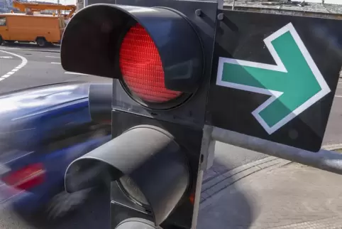 Wer an einer Rotlicht zeigenden Ampel mit grünem Pfeil als Rechtsabbieger zunächst ordnungsgemäß wie an einem Stoppschild anhält