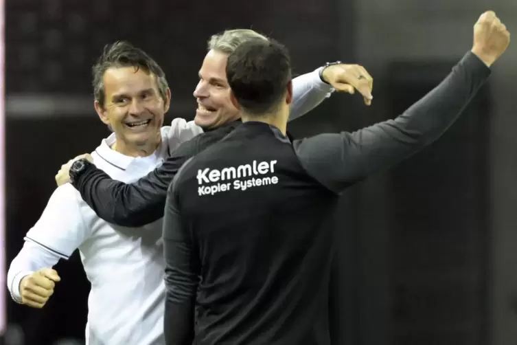Freude nach dem Abpfiff: Dirk Schuster, Co-Trainer Sascha Franz und Videoanalyst Niklas Martin (von links). 