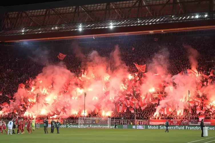 Wie einst gegen Barcelona: die Westtrib&uuml;ne, von bengalischen Feuern erleuchtet.