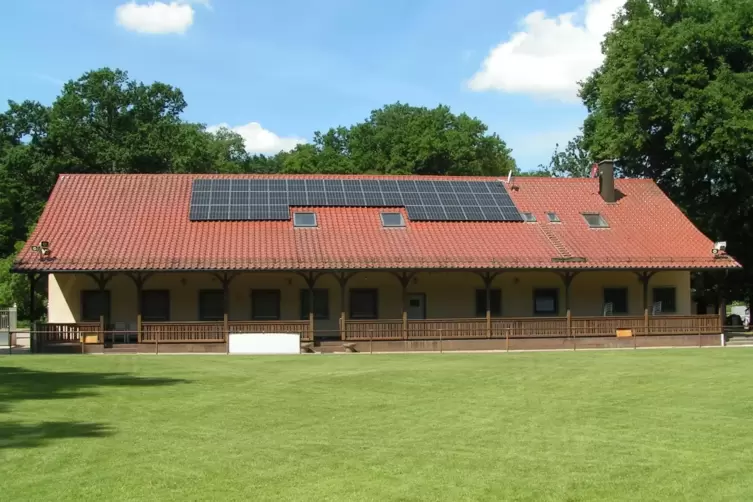Das Vereinsheim des SV Geinsheim: 150 Solar-Module haben Vereinsmitglieder montiert. 