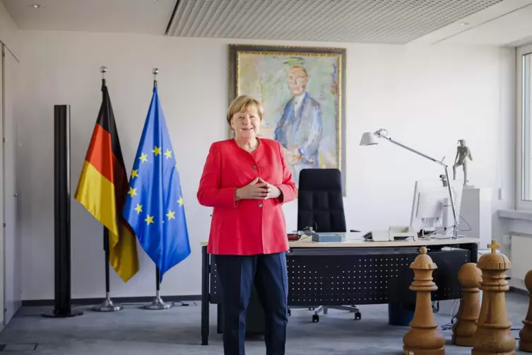 Adenauer im Hintergrund, eine „Dame“-Schachfigur im Vordergrund: Angela Merkel in ihrem neuen Büro.