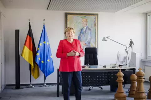 Adenauer im Hintergrund, eine „Dame“-Schachfigur im Vordergrund: Angela Merkel in ihrem neuen Büro.