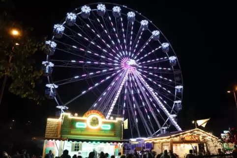 Das 33 Meterhohe Riesenrad „Sky Wheel“ wird abgebaut.