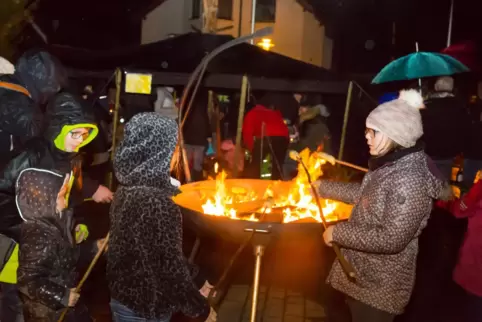 Beim Martinsumzug 2017 in Obersülzen wurde am Feuer Stockbrot gebraten. 