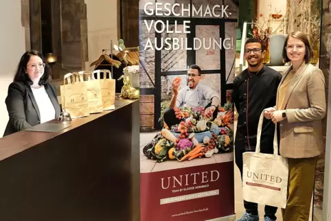 Jasmin Knobloch, der angehende Koch Adil Mazigh und Franziska Lösch, Assistentin der Geschäftsleitung (von links), hatten sich a