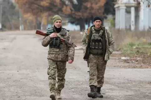 Zwei ukrainische Soldaten in der Nähe von Cherson.