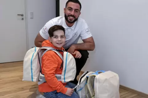 Will Rückenschmerzen bei Kindern vorbeugen: Frontbag-Gründer Gianluca Siciliano. 