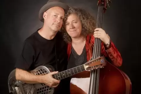 Petra Arnold-Schultz und Jürgen Schultz interpretieren Blues und Rock mit Gitarre, Kontrabass und zwei Stimmen. Am Samstag sind 