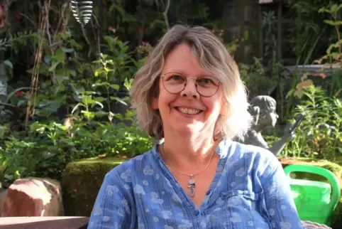 Renate Sobik-Rezmann genießt ihren Vorruhestand gern im heimischen Garten, tut aber auch jetzt noch, was sie als Kind schon nich