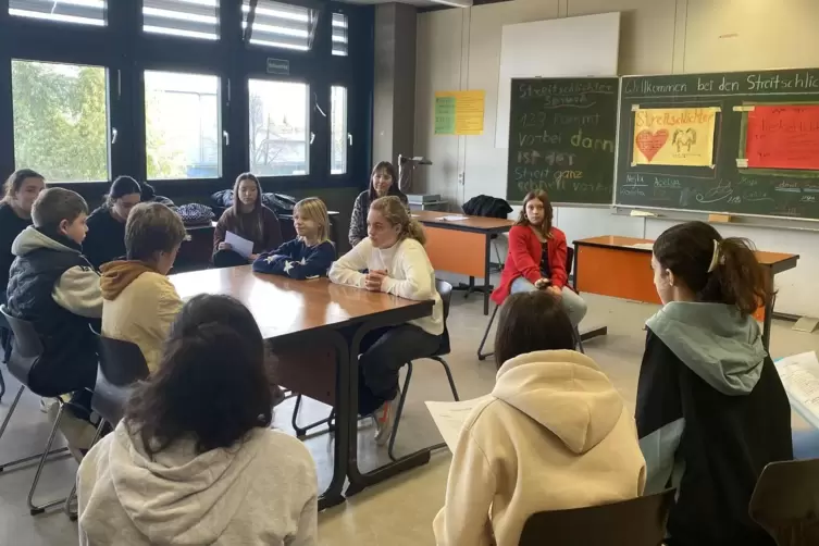 Die Streitschlichter stellen ein Streitgespr&auml;ch nach.