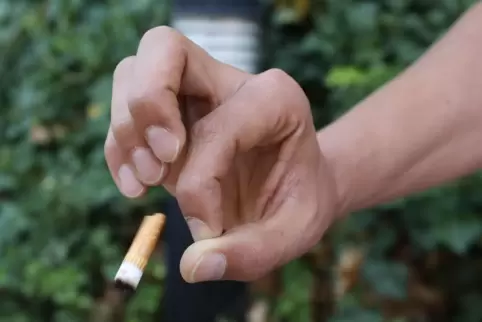 Mit einem Fingerschnips ist eben nicht alles weg: Eine Zigarettenkippe verseucht 40 Liter Wasser, sagen Fachleute.