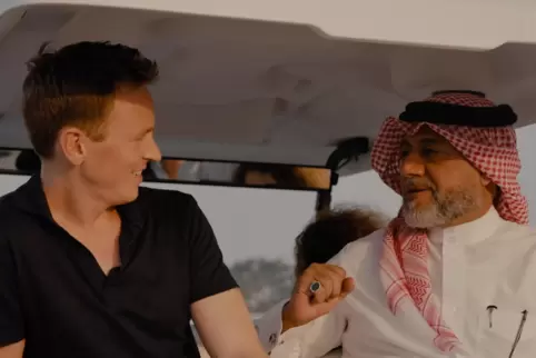 Der ZDF-Journalist Jochen Breyer beim Doku-Dreh mit dem katarischen WM-Botschafter Khalid Salman. 