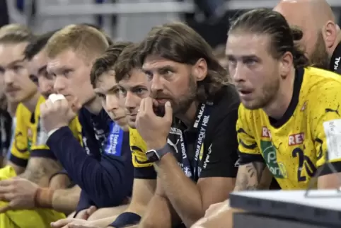 Angespannte Atmosphäre auf der Löwen-Bank mit Trainer Sebastian Hinze. 