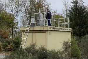 Die Station von außen. Der Techniker, der die Routinekontrolle macht, steht gerade auf dem Dach. Die Station von außen. Der Techniker, der die Routinekontrolle macht, steht gerade auf dem Dach.