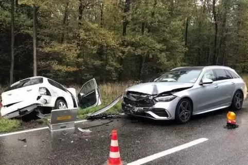 Beide am Unfall beteiligten Pkw waren nicht mehr fahrbereit und mussten abgeschleppt werden