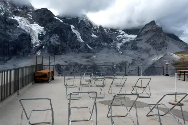 Endzeit-Tourismus: Trockene Sommer und warme Winter sind Gift für das Weiß auf den Bergen. Bild: Die Schaubachhütte vor der zent