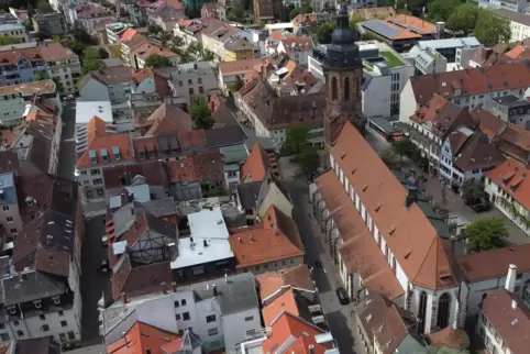 Über den Dächern von Landau: die Stiftskirche könnte mit einer Solaranlage bestückt werden. 