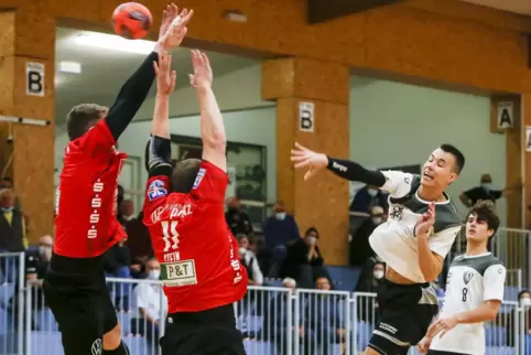 Da gingen sie gemeinsam für die zweite Mannschaft des TuS Dansenberg auf Torejagd: Timo Holstein (am Ball) und sein Bruder Marco