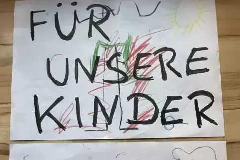 Eltern der Kita-Kinder hatten ihre Forderungen auf Plakaten kundgetan. 