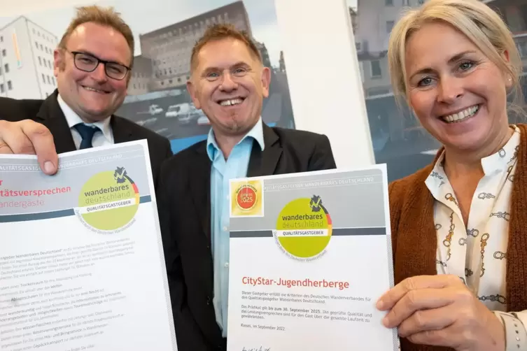 Jugendherbergs-Betriebsleiter Günter Eichmann (Mitte) freut sich über die erneute Zertifizierung mit dem Siegel "Wanderbares Deu