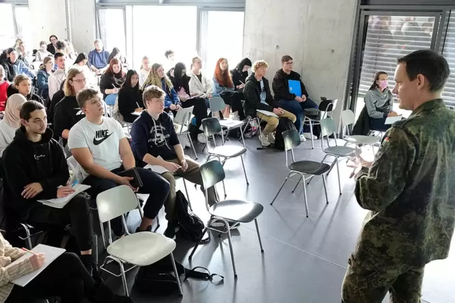 Oberstufenschüler der IGS Contwig diskutieren mit Kevin Nieberg von der Nato,