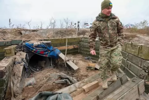 Ein ukrainischer Soldat begutachtet einen ehemaligen russischen Graben in der Oblast Cherson nahe der Frontlinie.