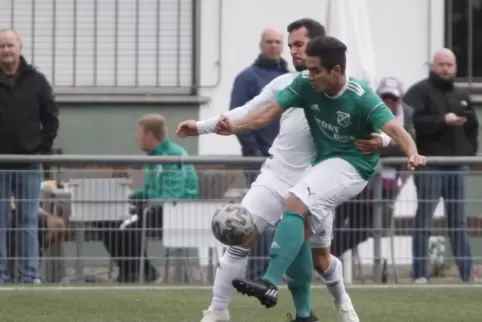 Die SG Breitenbach/Dunzweiler will geschlossen und kompakt gegen den TuS Schönenberg spielen. Das Bild zeigt SG-Spieler Richard 