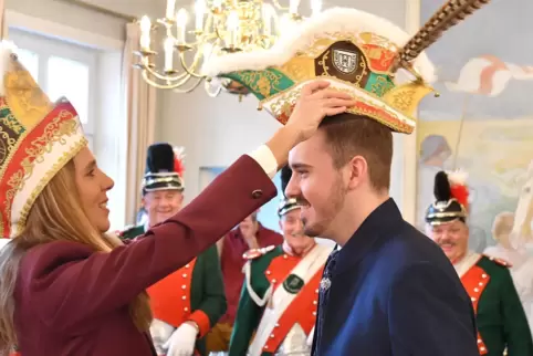 Heike Zabeck krönte im November 2019 den Grawler-Prinzen Jeremie I. vom Rebenland. Er wird am Samstag abgelöst.