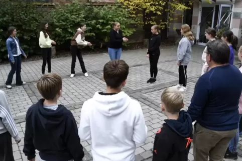 Konzentration und Schnelligkeit sind bei den ersten Aufgaben beim Konfi-Treffen gefragt.