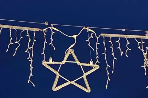 Ausgeschaltet: Weihnachtsbeleuchtung in Landau. 