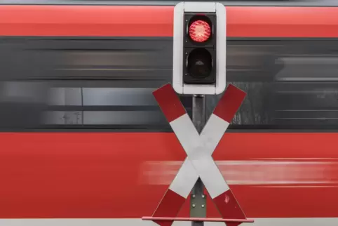 Der Bahnübergang in Lambsheim, an dem ein Radfahrer am Donnerstagmorgen verunglückte, ist mit einem Andreaskreuz und einer Licht