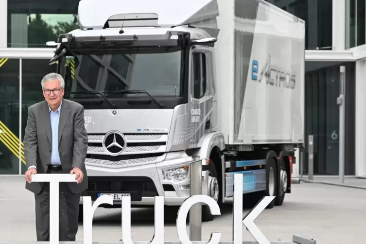 Martin Daum, der Vorstandsvorsitzende des Nutzfahrzeugherstellers Daimler Truck, steht vor der Firmenzentrale bei Stuttgart vor 