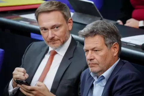 FDP-Chef und Finanzminister Christian Lindner (links) beobachtet seinen Koalitionspartner, Wirtschaftsminister Robert Habeck von
