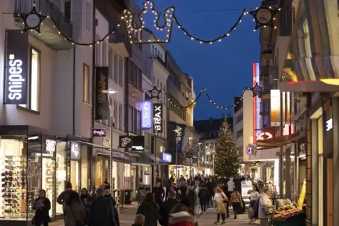 In der Fußgängerzone soll in diesem Jahr auf Lichterketten und Beleuchtung weitgehend verzichtet werden. 