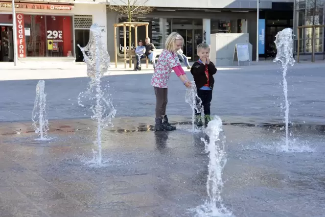 So ähnlich soll es auch einmal auf dem Bahnhofsvorplatz aussehen: Wasserspiel auf dem Alexanderplatz in Zweibrücken. So ähnlich soll es auch einmal auf dem Bahnhofsvorplatz aussehen: Wasserspiel auf dem Alexanderplatz in Zweibrücken.